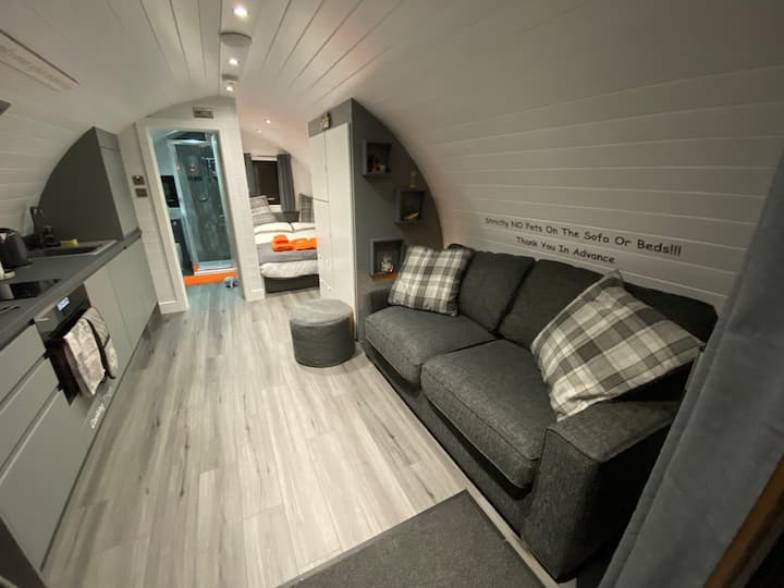 داخل حجرتنا المريحة. 