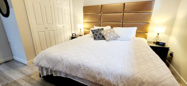Tempur Pedic King、梳妆台和衣柜！ 这里还有风扇、暖气、额外的枕头和毯子！ 灯和收音机均配备USB充电口= 5台设备的充电容量！