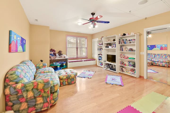 Соба за играње со брачен кревет.