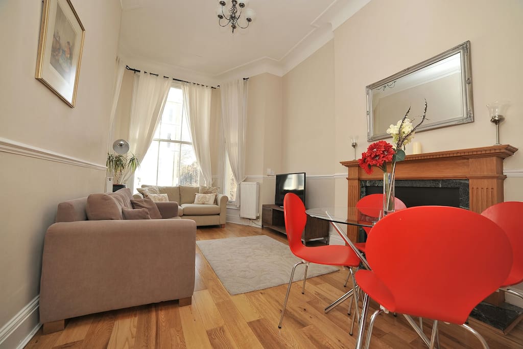 Newly refurbished 4 metres high large reception. South facing large windows. Very bright apartment.