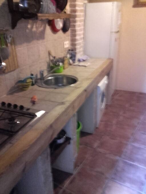 Cocina completa y uso de lavadora de ropa.