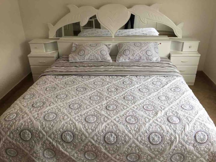 Master Bedroom - King Bed, Closets , Smart TV & Built-in Bathroom 