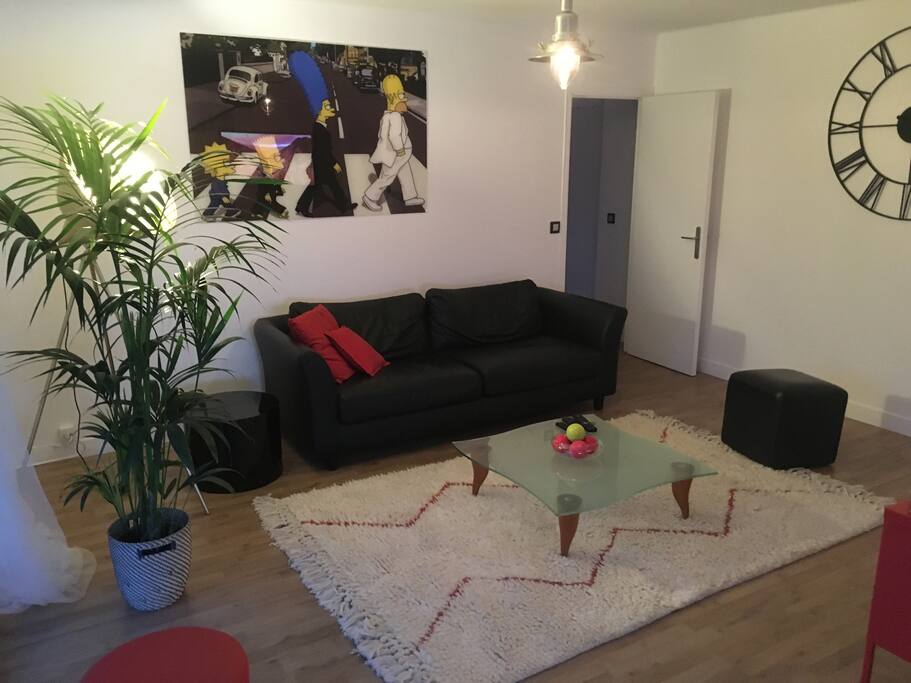 Grand living room avec canapé convertible, en lit deux places, télévision 120 cm, consoles de jeux (PS4, Wii U) et Apple TV et espace de travail et accès à la terrasse.