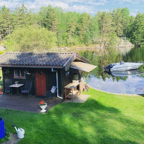 Underbar liten stuga vid sjökanten av Ömmern
