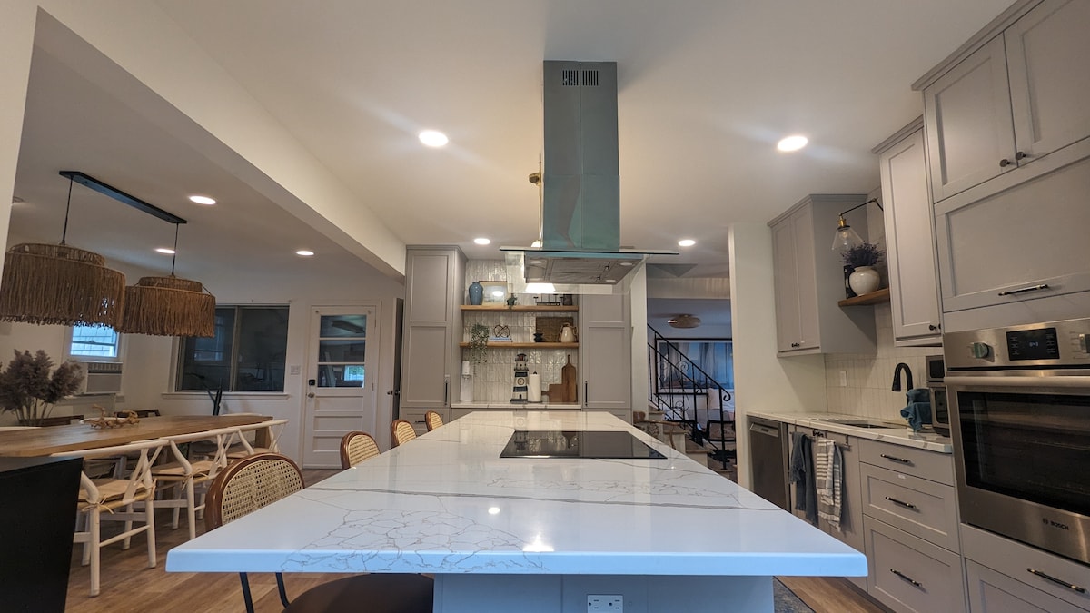 Open kitchen & dining area