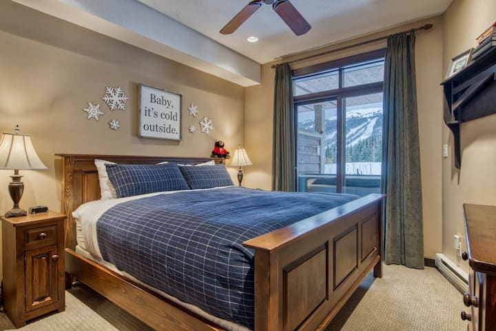 带加大双人床的主卧。