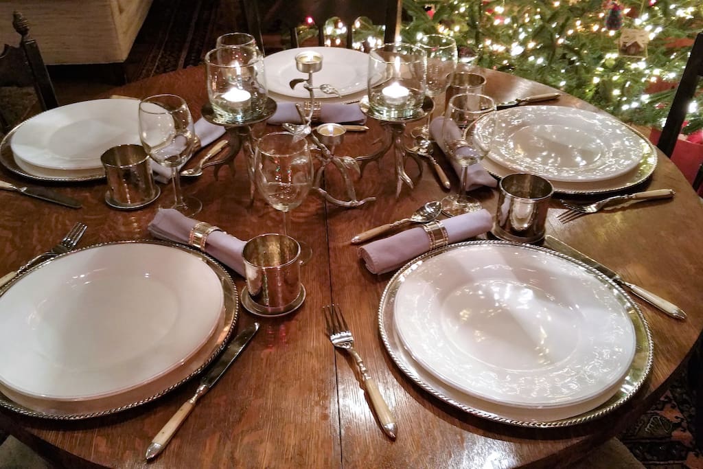 Dinnerware for your guest with several choices of linen to make your evening special.