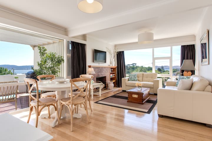 Nutgrove Villa- Near Beach, Cafes, Shops.