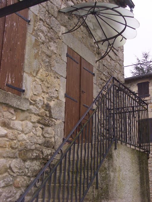 entrée privée sur parking pour logement privatif sur 2 niveaux face au jardin clos