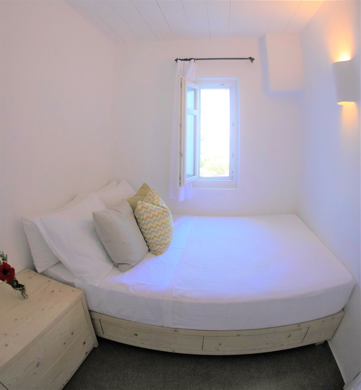 Spavaća soba u prizemlju (3. spavaća soba) s pogledom na more, bračnim krevetom i izravnom vezom s kupaonicom 