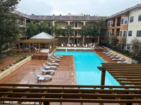 Hill Country Galleria Getaway! Walk to everything!