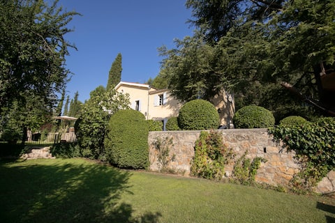 Bastide in the heart of nature a stone's throw from Aix en Prov