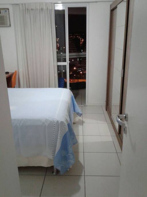 Entrada do Quarto (Noite).
