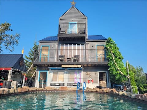 Oceanfront "Funky" resort with pool! One of a kind
