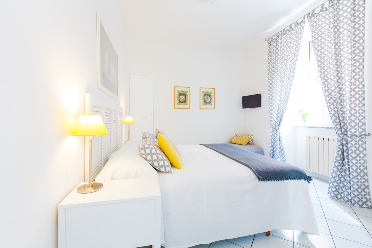 de tweepersoonskamer (kan een driepersoonskamer zijn met een extra slaapbank)