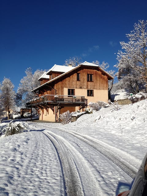 Large cottage between lake and mountain