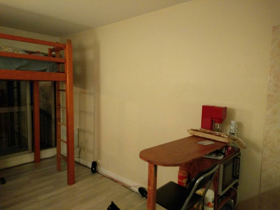 Pièce principale avec bar