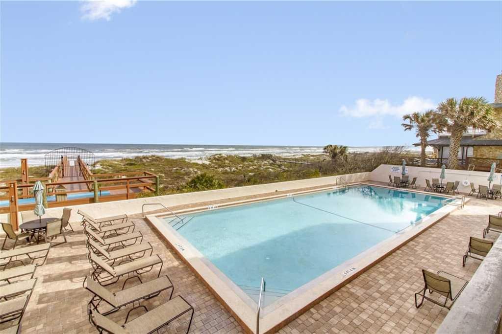 Life Is Better at the Pool! - Everyone knows that a vacation isn't complete without a trip to the community pool! Come on in, the