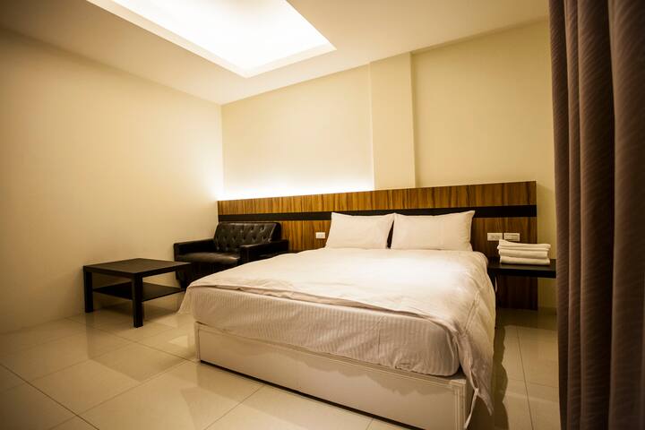 3 min from Fengjia market 巷口就是逢甲夜市 鬧中取靜 法式戀人雙人房