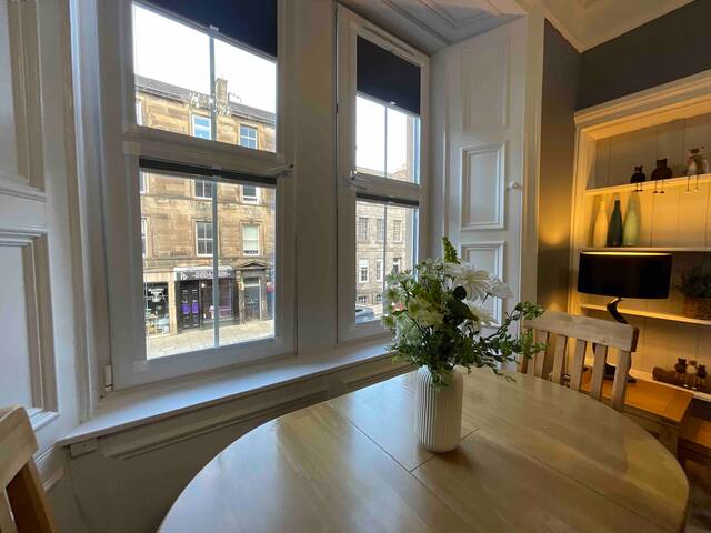 Central Edinburgh 3 double bedrooms 2 shower rooms gallery image 3
