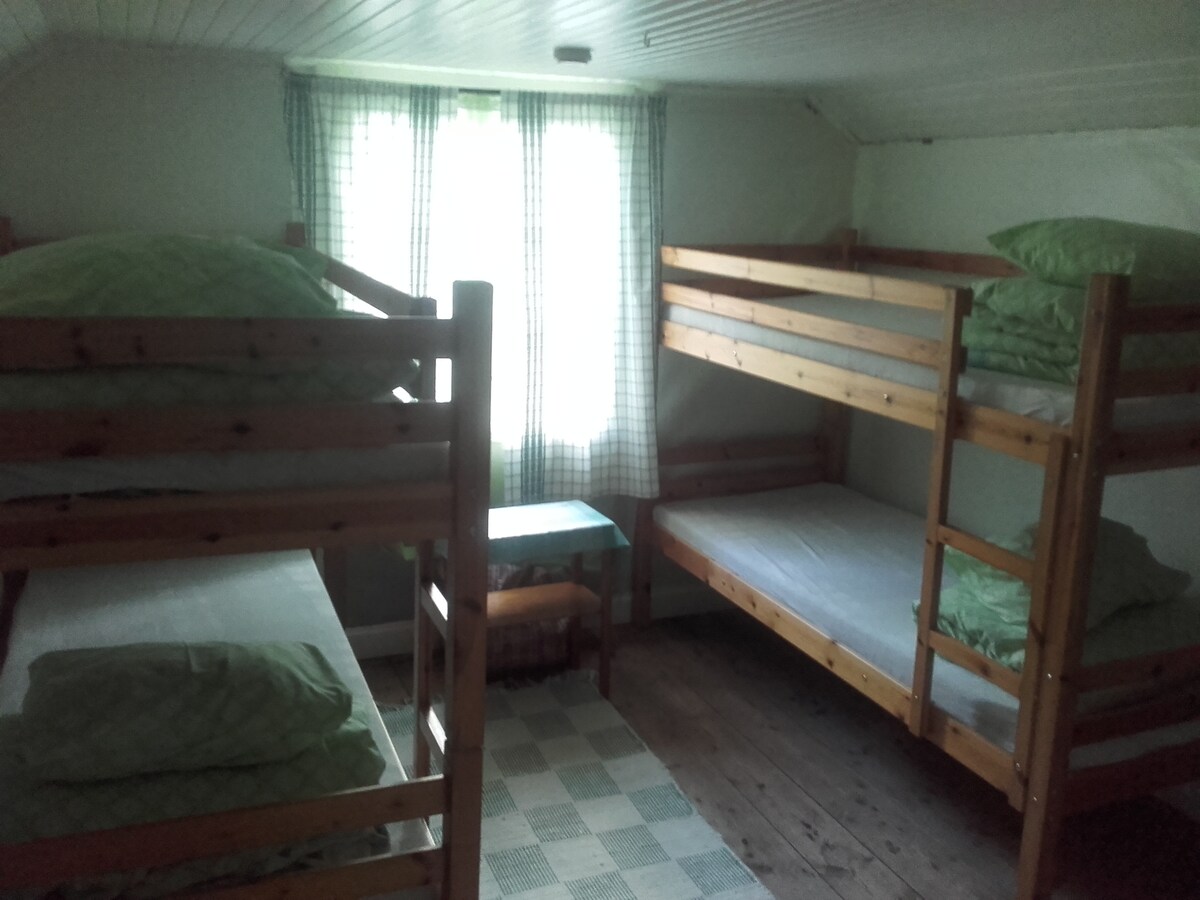 Spálňa na vyššej úrovni pre štyroch a juniorská posteľ.