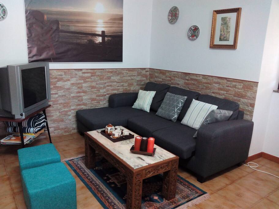 Sala. Sofá + puffs