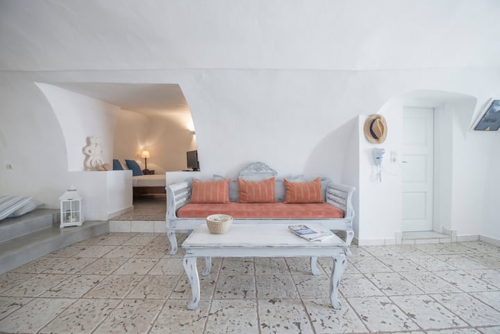 Canava Cave - Oia