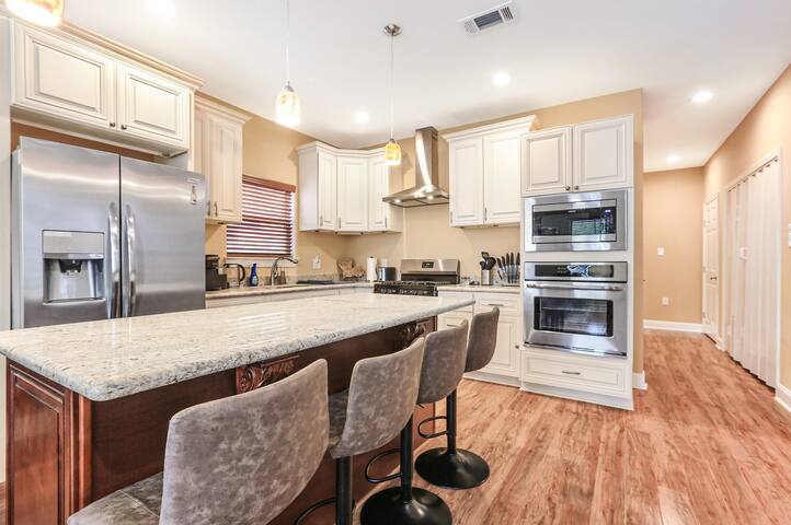 Modern and Colorful Home in the Heart of Mid City gallery image 5