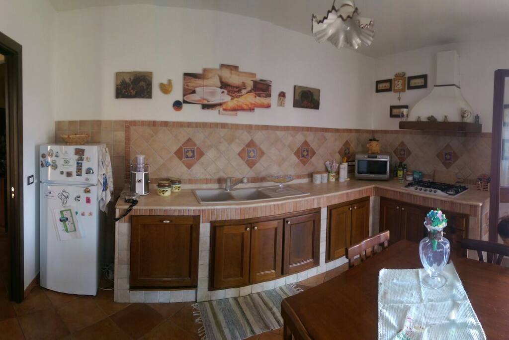 cucina abitabile,frigo,forno,lavastoviglie,terrazzo