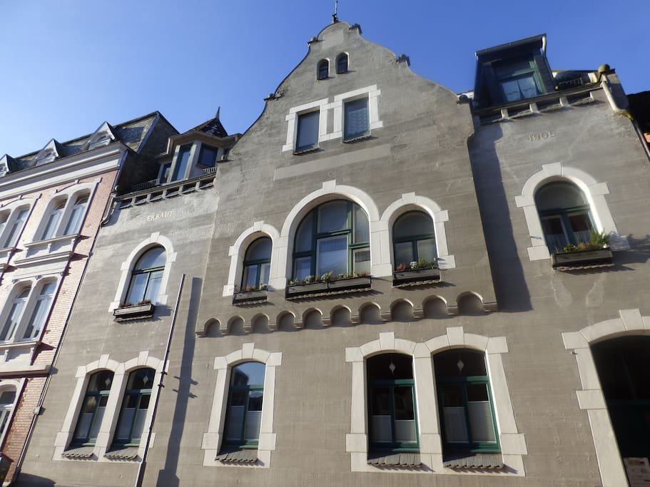Die Wohnung befindet sich im Erdgeschoss der Stadtvilla