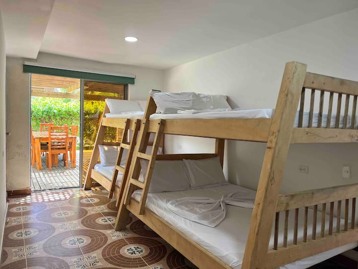 卧室# 4 ：有两（ 2 ）间双人小木屋（双层床）。                     
尺寸1.40 x 1.90以下的床位，楼上的床位1.20x1.90。