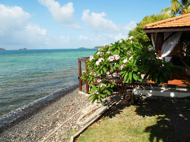 Petit gîte dans jardin tropical et accès mer
