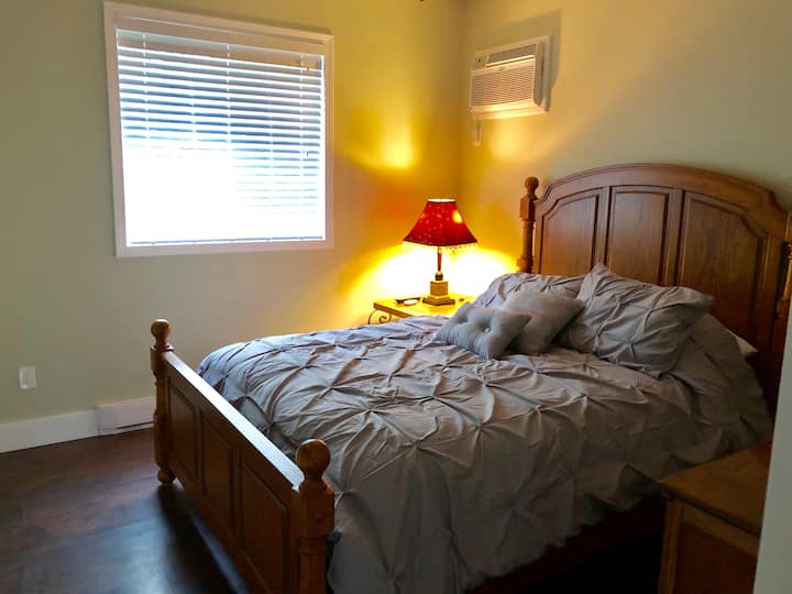 Chumba cha kulala cha ghorofa ya kwanza - vyumba vyote vya kulala vina AC na TV 