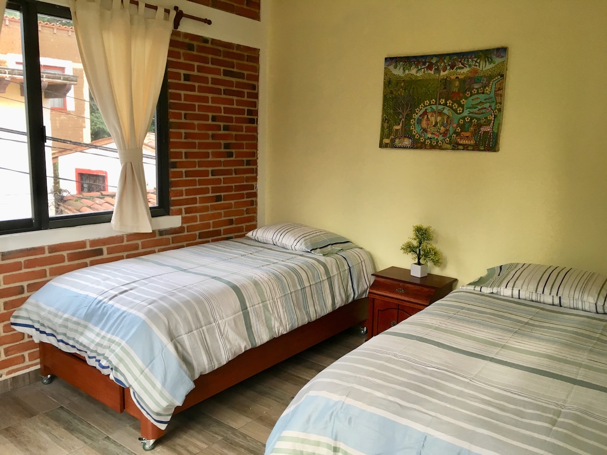 غرفة تضم سريرين فرديين