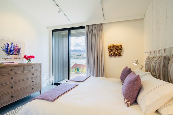 Vyumba vya kulala vinaweza kuwekwa kama mfalme mkuu au moja pacha na magodoro ya Sealy yenye ubora wa hoteli, mito, duvets na mashuka.