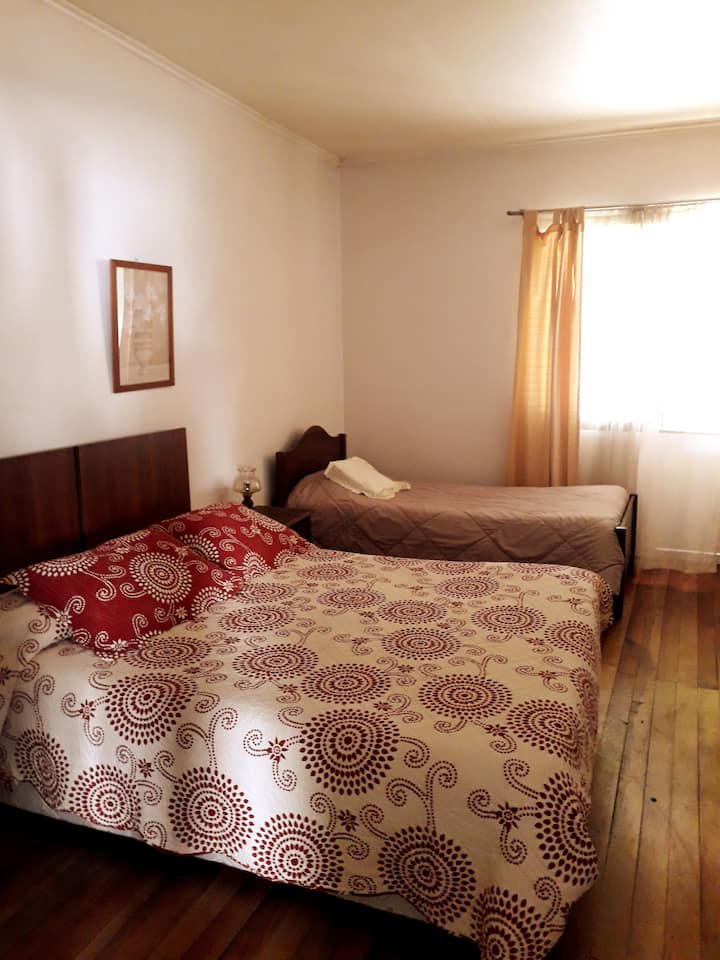 Dormitorio principal baño en suite cuenta con cama de dos plazas y una cama de una plaza.
 Salida a sala de estar