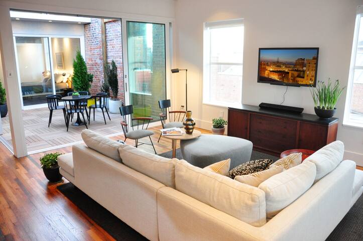 Central Downtown Luxury Contemporary Residence 301 gallery image 2