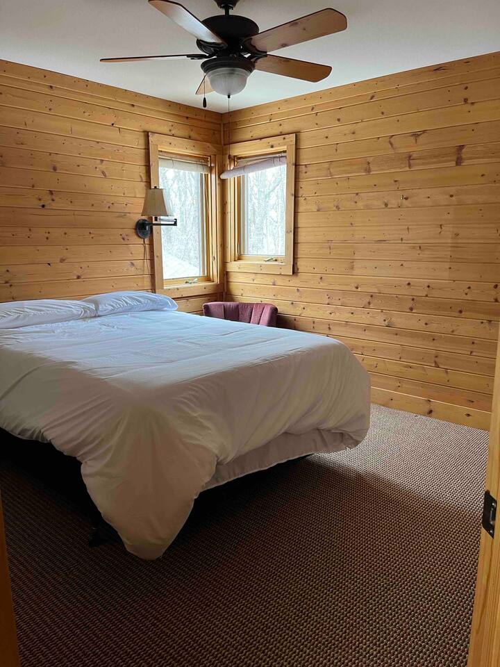 مرحبًا بك في ملاذنا المريح في الطابق العلوي! تتميز غرفة النوم هذه بسرير كبير، وهو مثالي لقضاء ليلة مريحة، وخزانة ملابس. سواء كنت عائلة أو أصدقاء يسافرون معًا، فإن إعداد المستوى العلوي يوفر الراحة والهدوء والخصوصية.