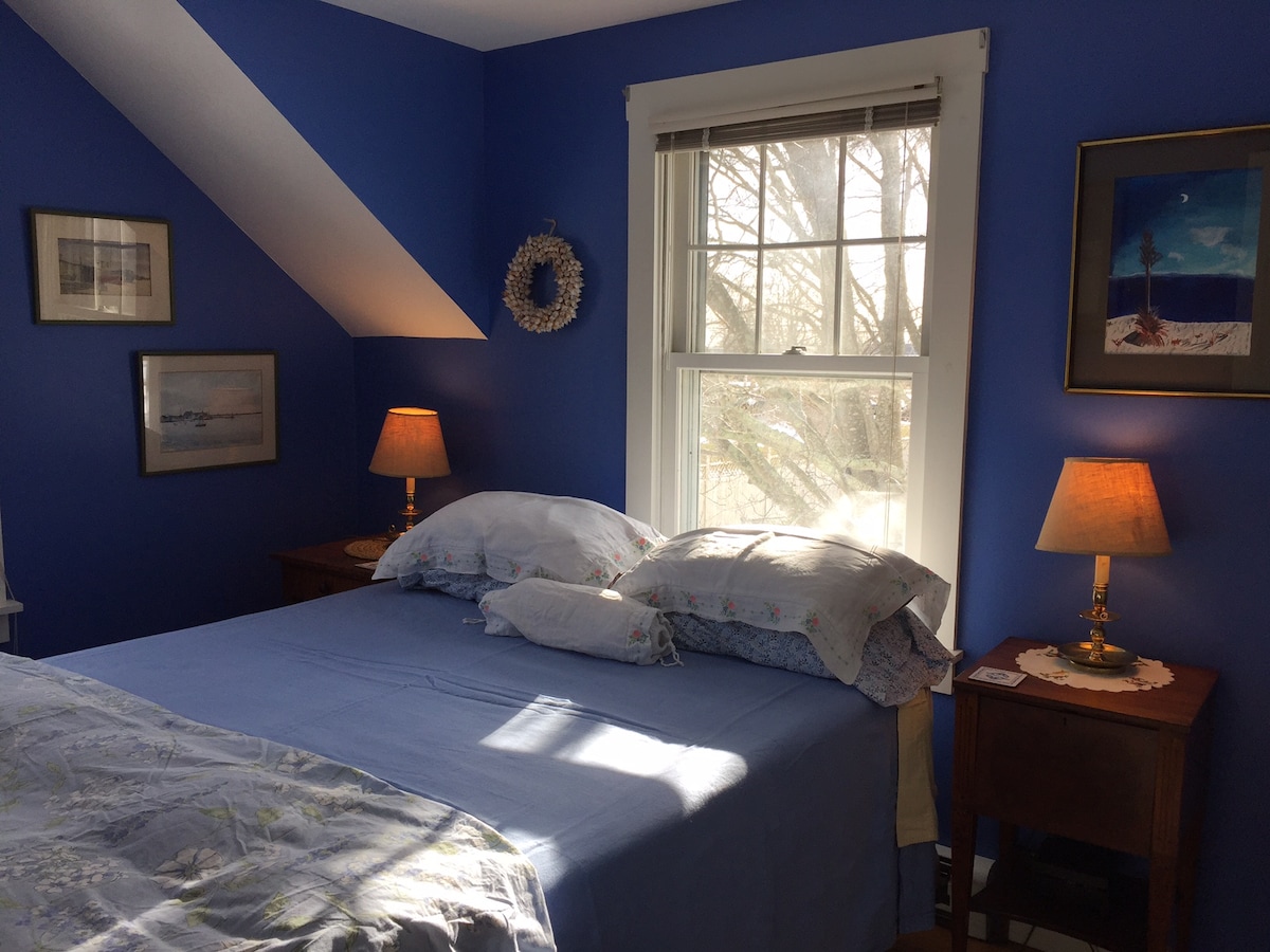 Pohľad na západ zo spálne s manželskou posteľou