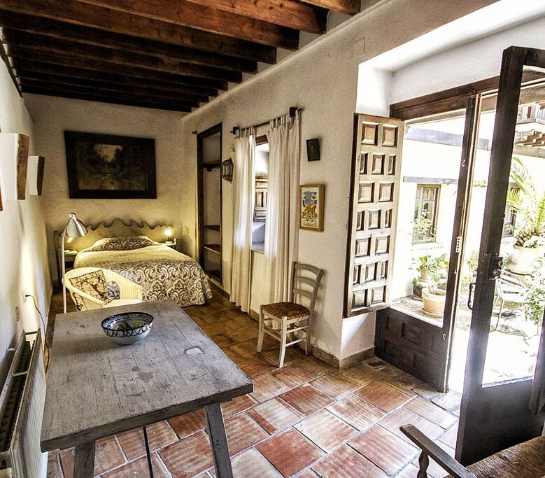 La habitacion privada con salida directa al soleado patio-jardin.