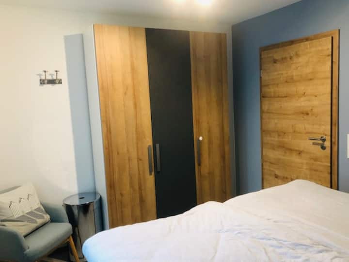 Queensize Schlafzimmer Kleiderschrank mit Sitzecke