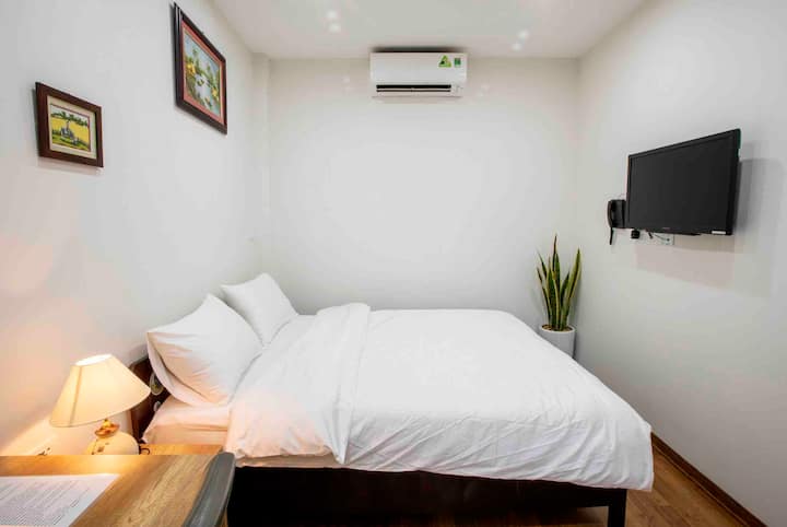 Dormitorio 5 (con una pequeña ventana en el tercer piso):
- 1 cama tamaño queen de 1,6 mx2m
- 1 baño privado:
TV, nevera, aire acondicionado, mesa, wifi.
- Gratis: champú, gel de ducha, cepillo de dientes, peine, afeitado, toallas limpias.