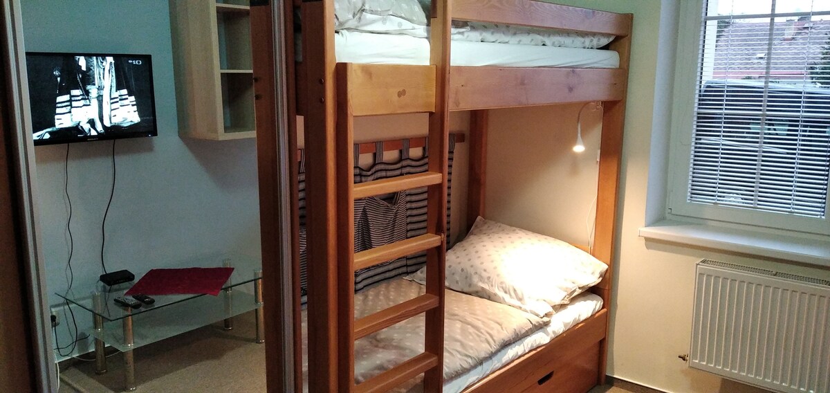 Druhá izba s poschodovou posteľou a vstavaným šatníkom