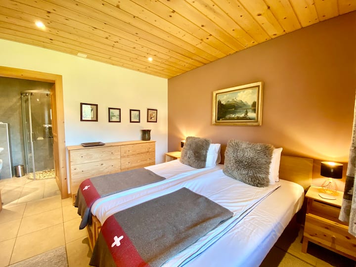 Gentiane Bedroom with ensuite shower - Twin beds can be made as a Kingsize 