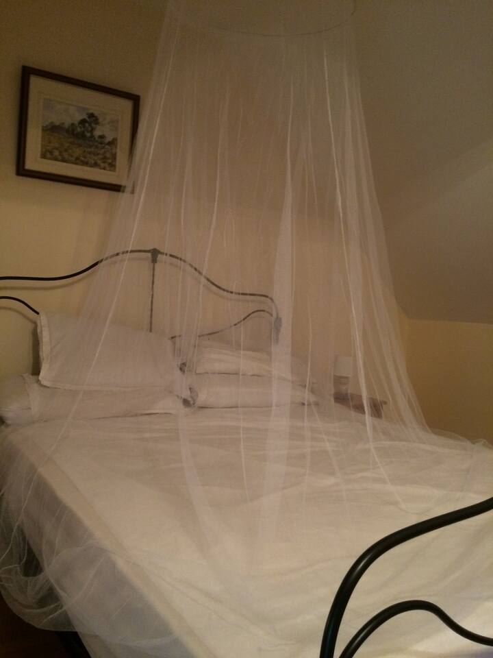 配备夏季苍蝇网的标准双人床