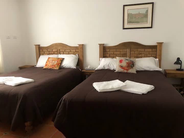 ห้องนอนในอพาร์ทเมนท์ 4 พร้อมเตียงคู่ 2 หลัง