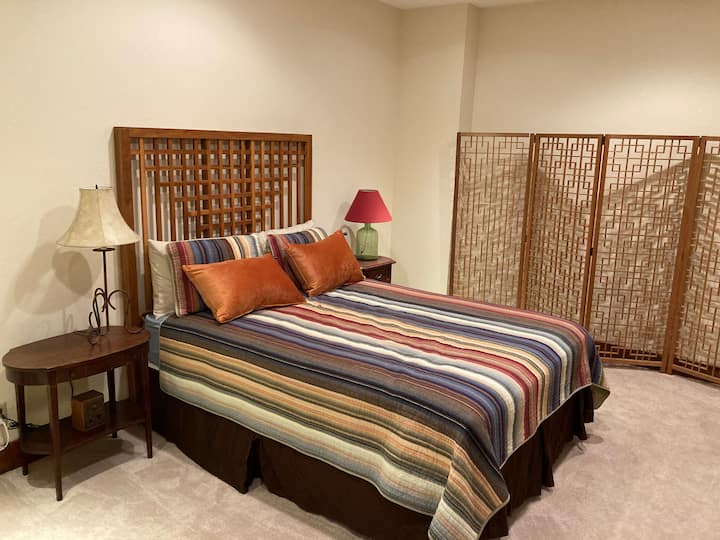 Na prízemí BR #3 s manželskou posteľou Queen....