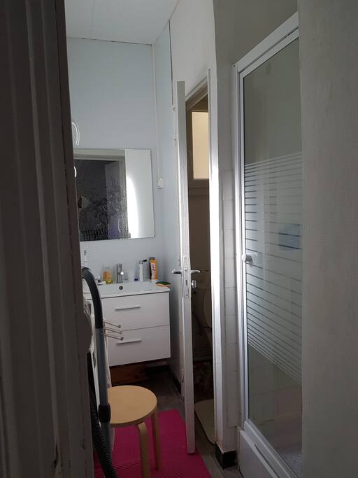 douche+toilettes serviette papier toilette savon shampoing ok