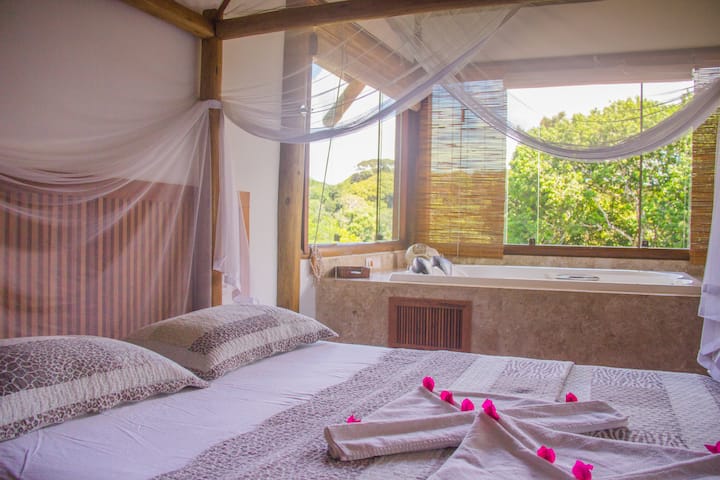 Glavni apartman s masažnom kadom i prekrasnim pogledom na Atlantsku šumu.