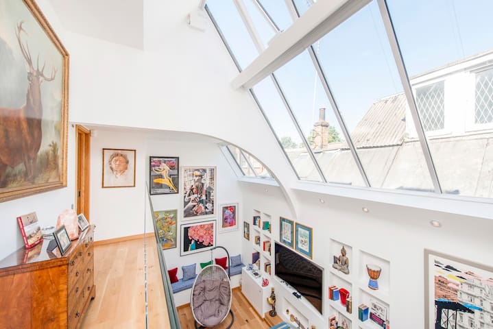 Stylish and renovated artists house in Chelsea gallery image 4